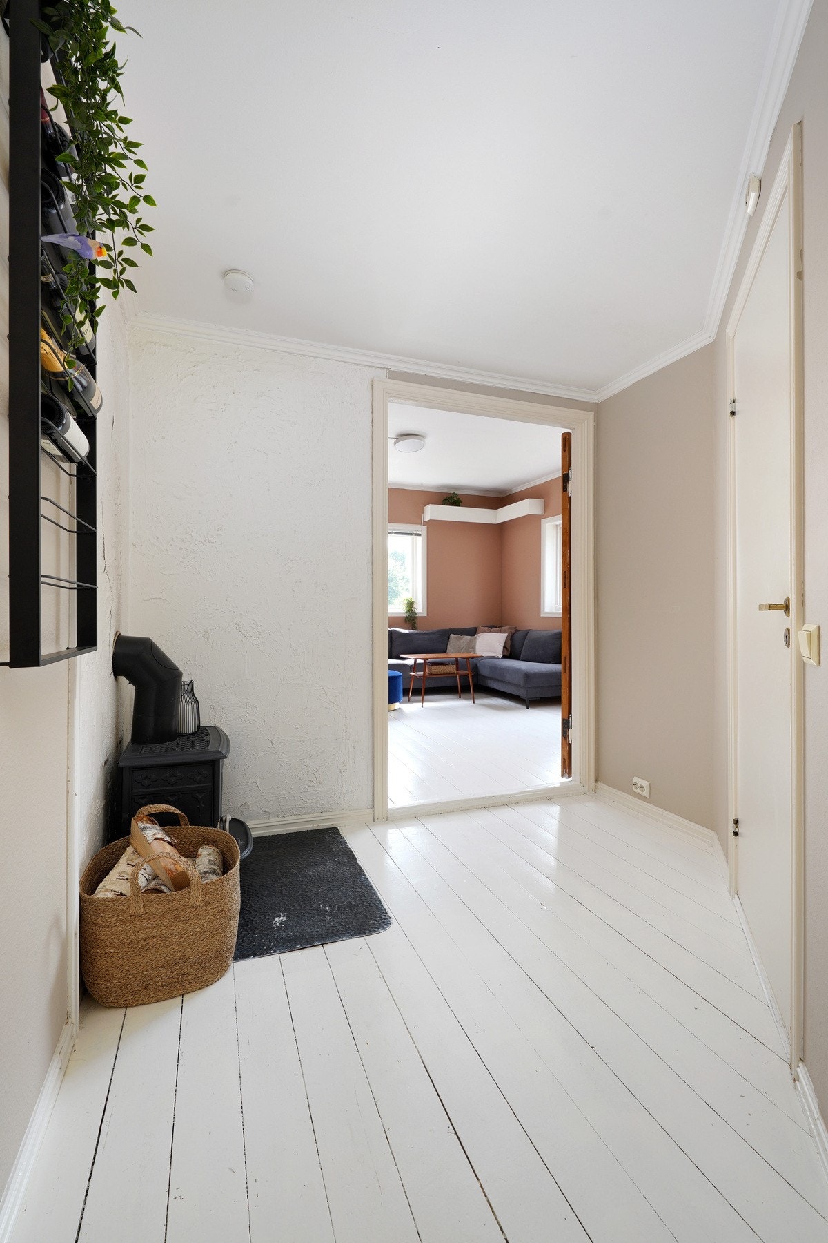 Lys og innbydende mellomgang med tilgang til stue og soverom Galleribilde