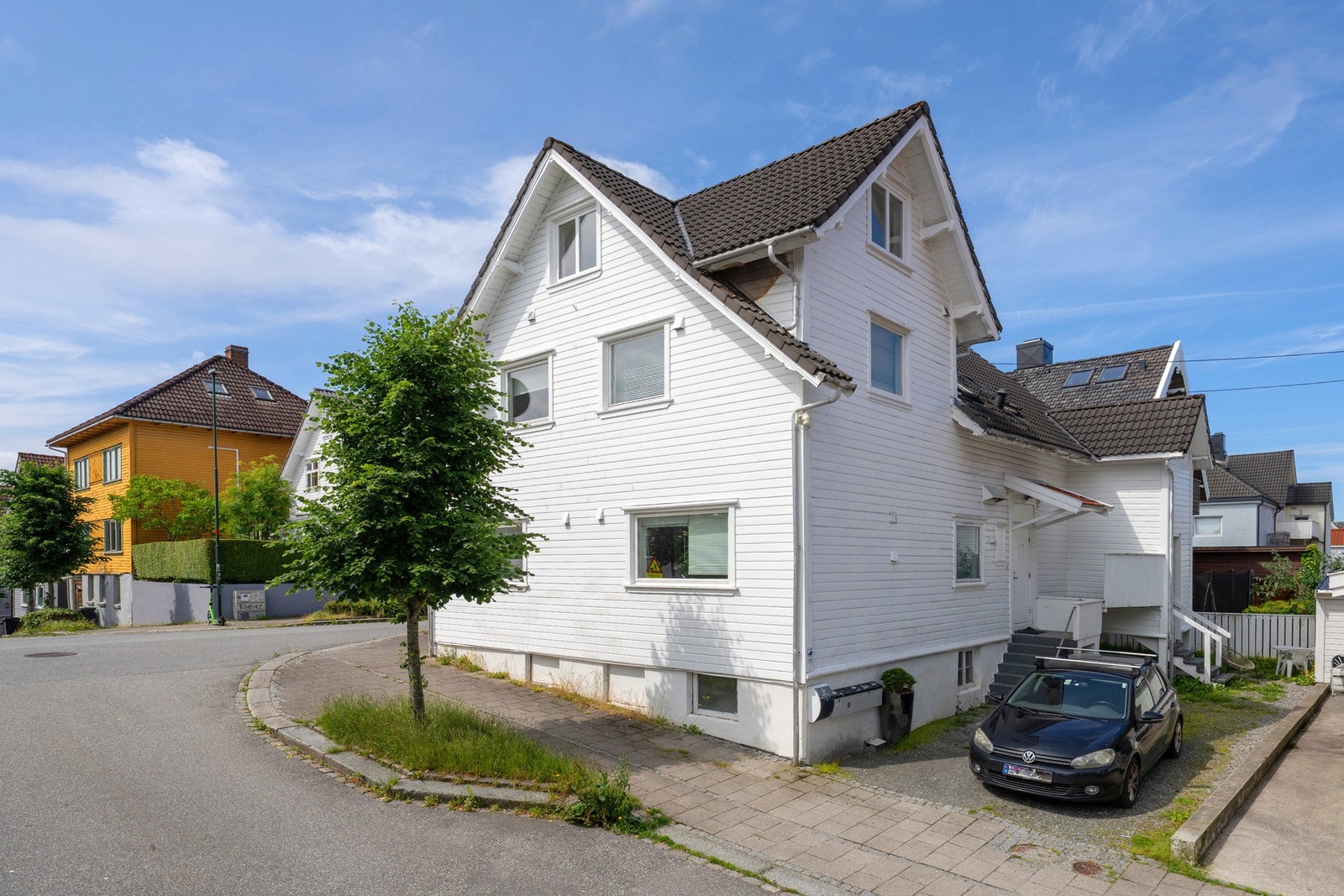 Man har parkering på tomt i tre måneder pr. år (januar - mars). Ellers er det en egen bod i grovkjeller på 7 kvm Galleribilde