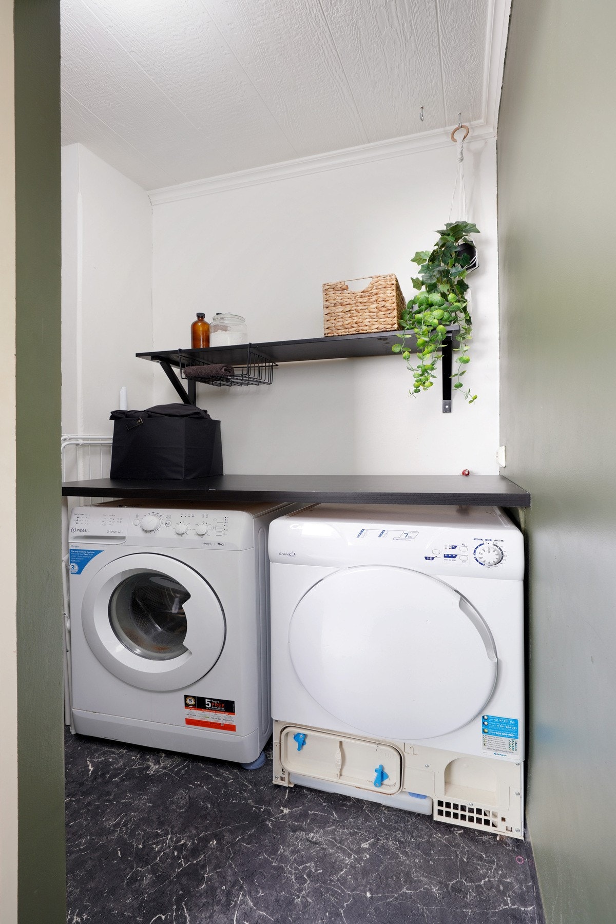Separat vaskerom med direkte adkomst fra badet - benkeplate og hyller gir god oppbevaringsplass Galleribilde