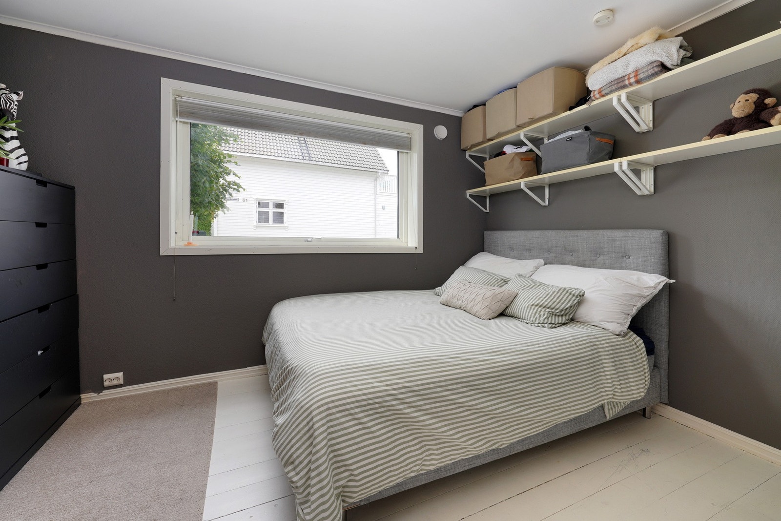 Romslig hovedsoverom med godt lysinnslipp fra stort vindu og god oppbevaringsplass Galleribilde