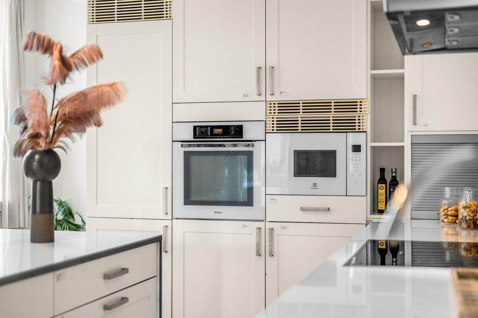 Her får du integrerte hvitevarer som kombiskap, oppvaskmaskin, platetopp, stekeovn og mikrobølgeovn. Galleribilde