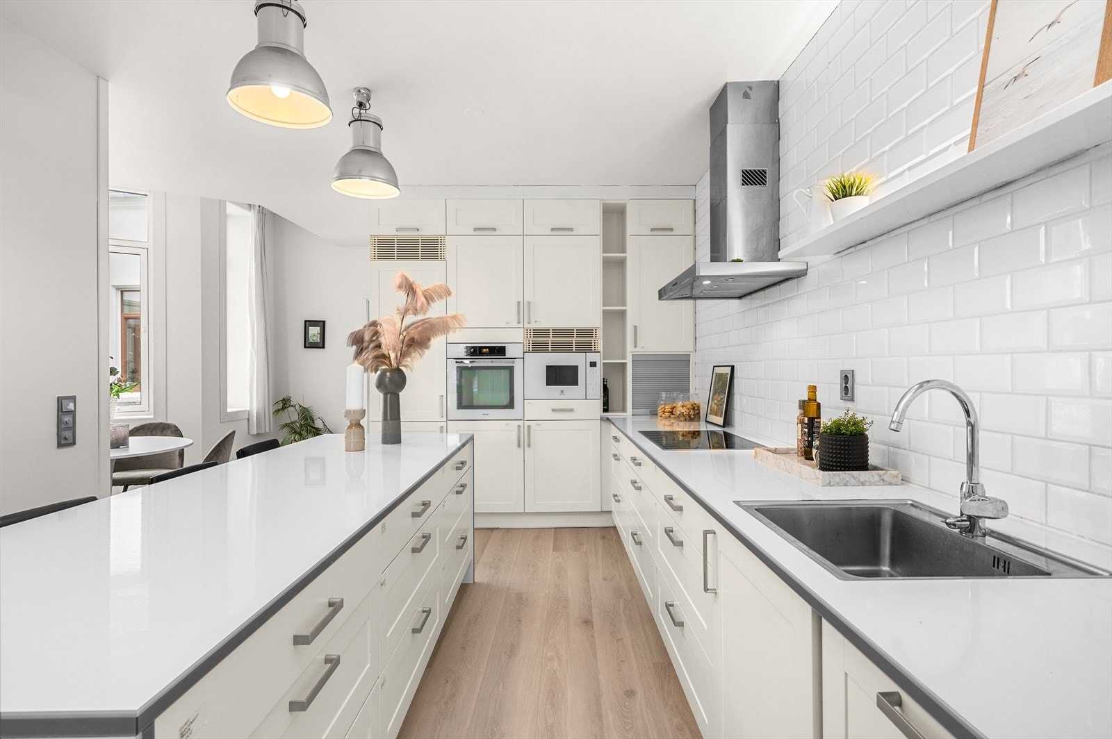 Velkommen til Olav Tryggvasons gate 34 - en innholdsrik og stilren 6-roms selveierleilighet med sentral beliggenhet i hjertet av midtbyen. Galleribilde