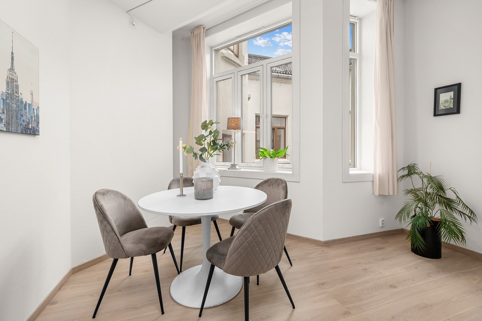 Spisestuen lyses opp fra generøse vindusflater. Galleribilde