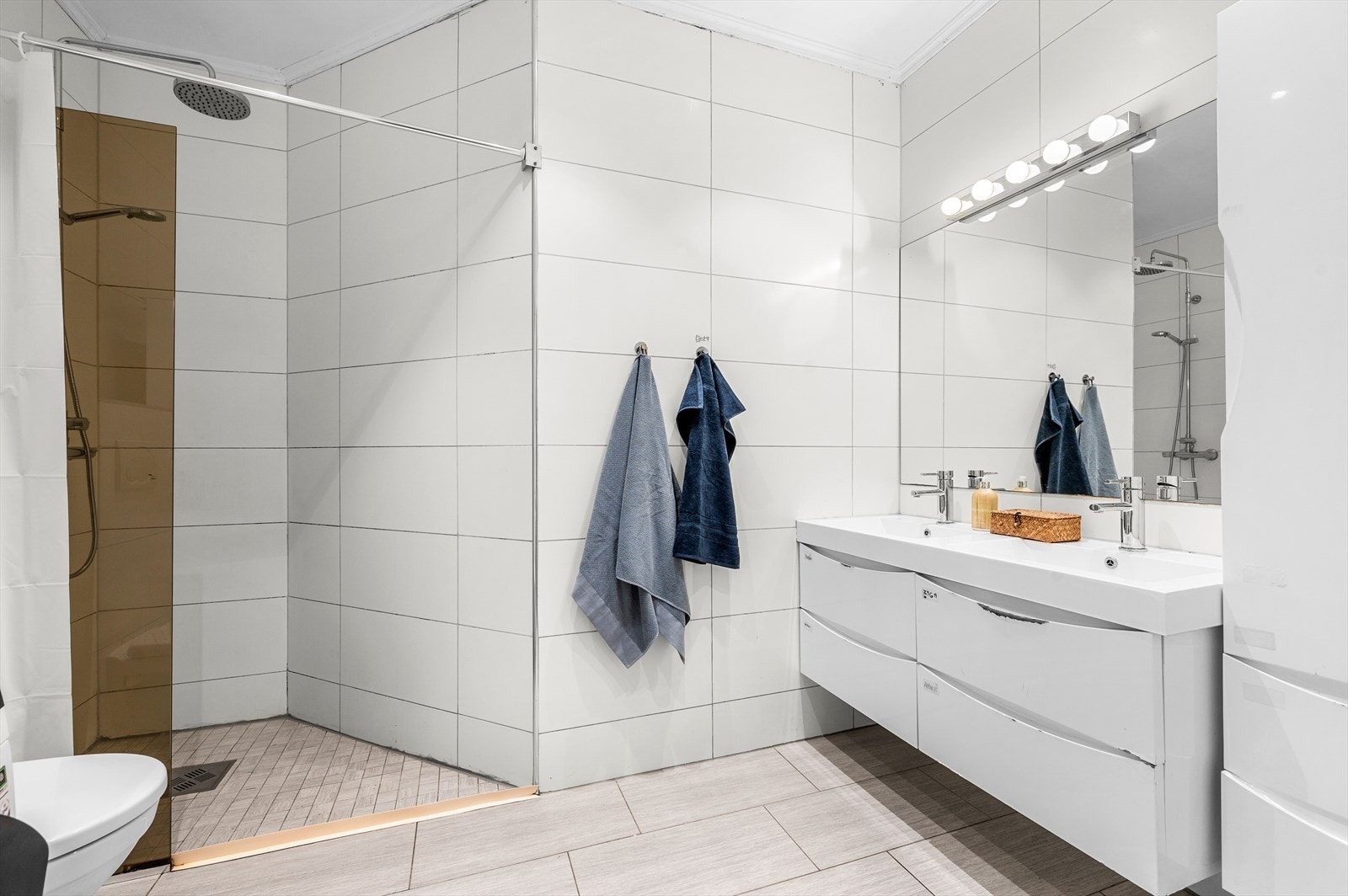 Det flislagte badet er på romslige 6m². Det er bestilt ny innredning til underskap for servant, som vil være montert til visning Galleribilde