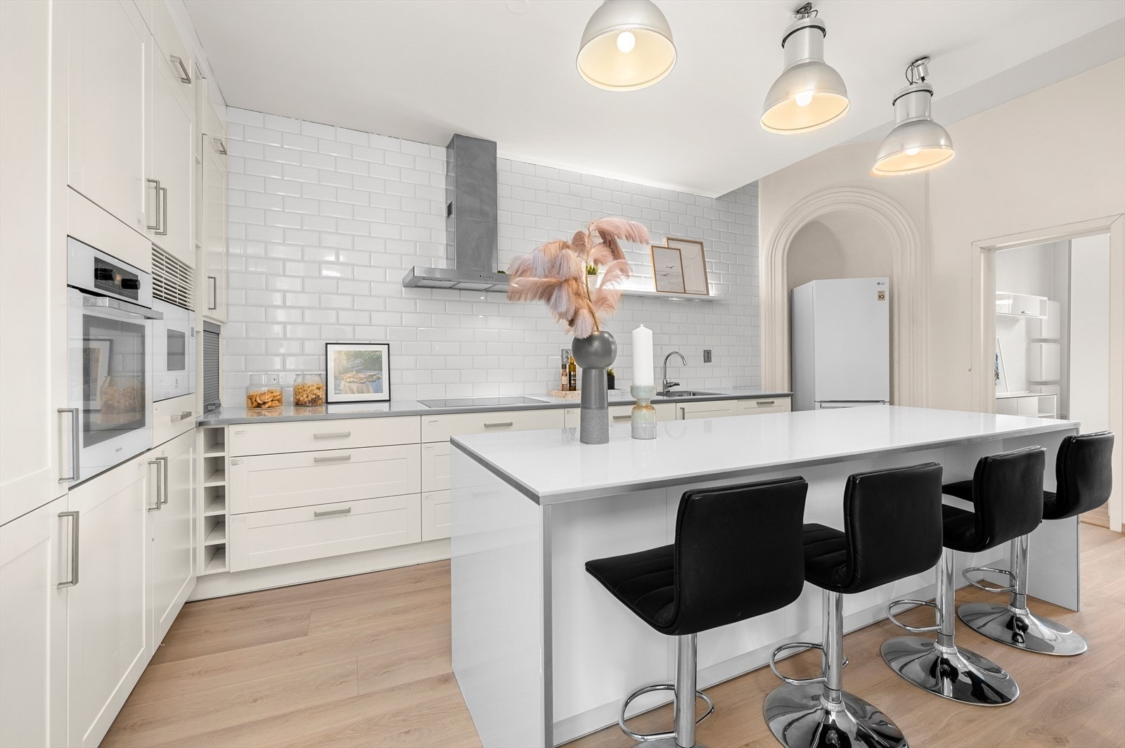 Stue/kjøkken strekker seg over romslige ca 26,6m². Kjøkkenet er flott med praktisk kjøkkenøy, integrerte hvitevarer og slette fronter Galleribilde