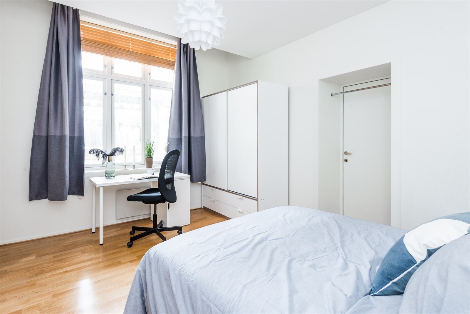 Her får du rikelig med plass til oppbevaring i garderobeskap. Galleribilde