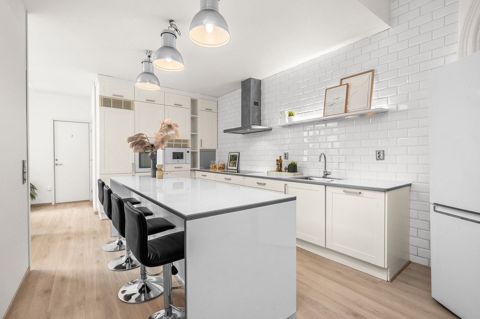 Leilighetens kjøkken ble oppgradert i 2011. Det ble da satt inn integrerte hvitevarer fra velkjente varemerkene Miele og Electrolux. Galleribilde