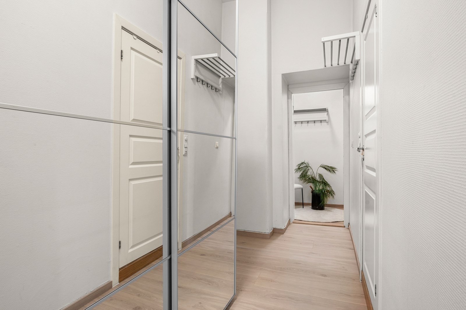 I gangen har du godt med oppbevaringsplass i stor skyvedørsgarderobe. Galleribilde