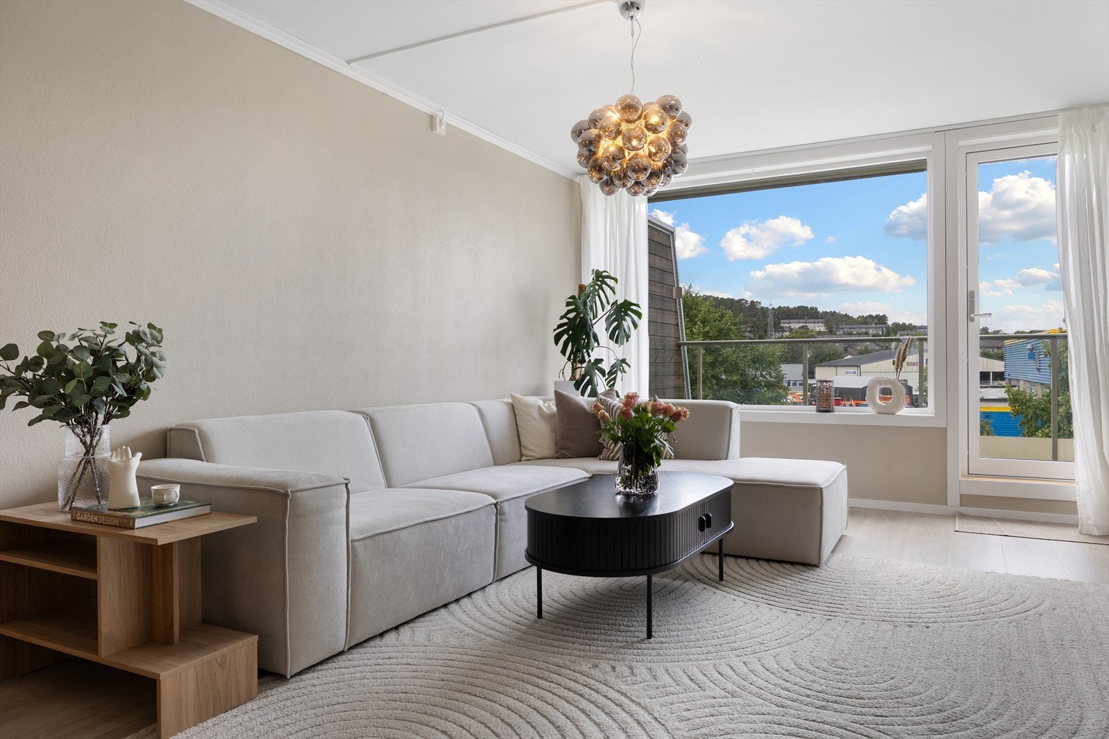 Leiligheten har en delvis åpen stue-/kjøkkenløsning som gir en god romfølelse og naturlig flyt mellom sonene Galleribilde