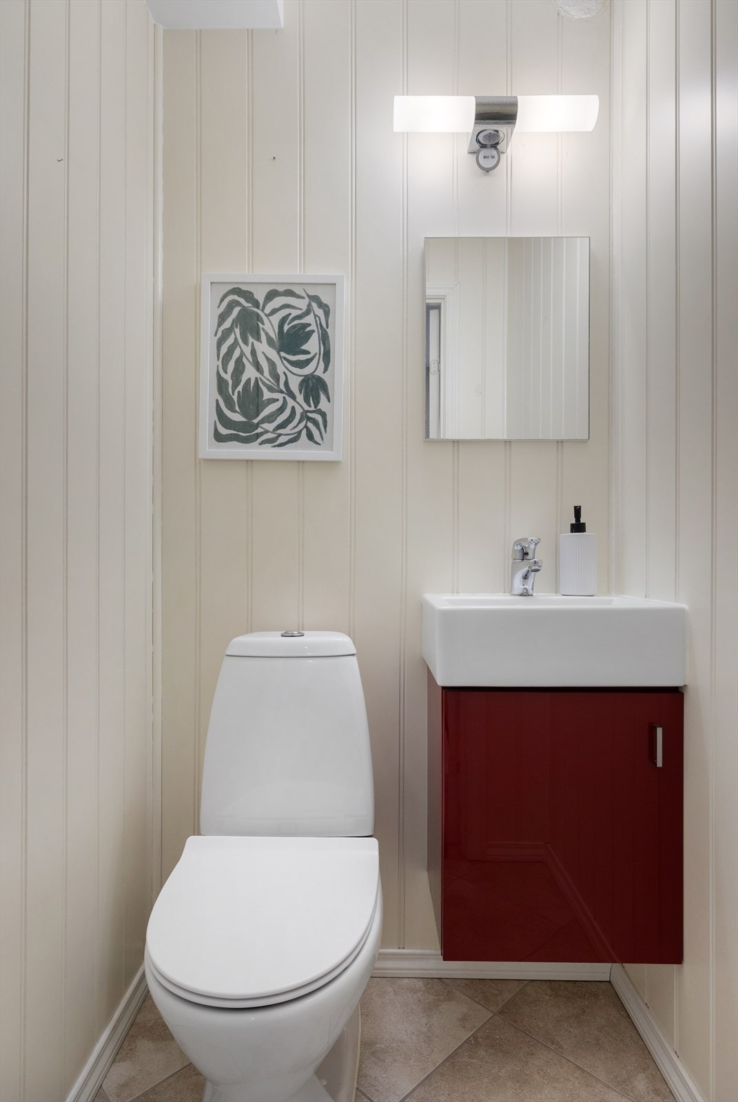 Praktisk toalettrom som ble modernisert i 2011/2012. Rommet har keramiske fliser på gulvet, mdf-panel på veggene og takplater i himlingen Galleribilde