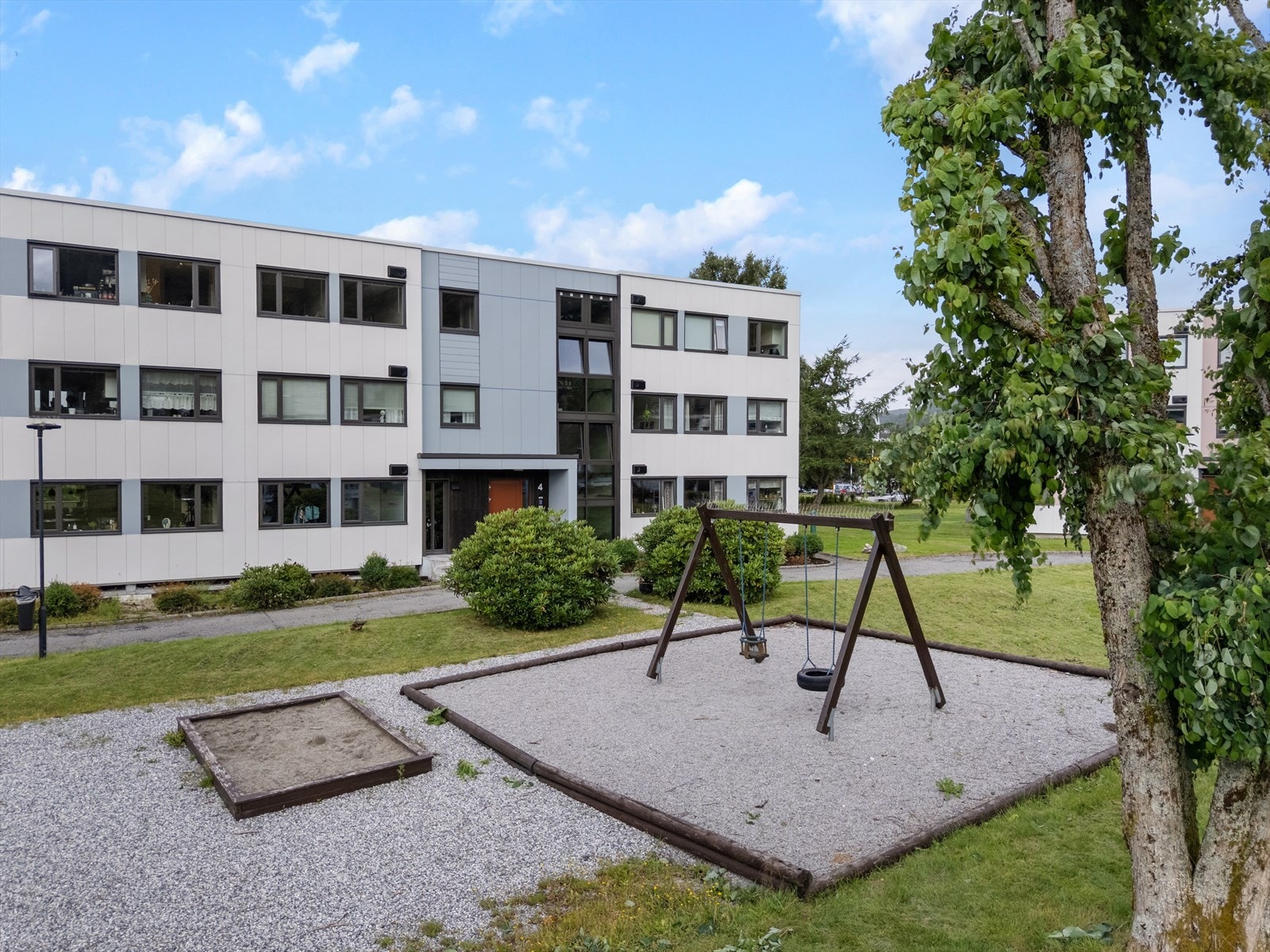 Området passer godt for barnefamilier, med gangavstand til Liakroken barnehage samt barneskoler ved Li og Flaktveit. Ungdomsskole finnes innen gang - og sykkelavstand til både Kyrkjekrinsen og Breimyra Galleribilde