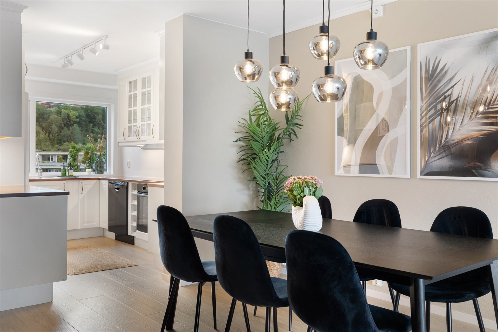 I 2025 ble alle laminatgulv i leiligheten byttet, og samtlige overflater ble malt Galleribilde