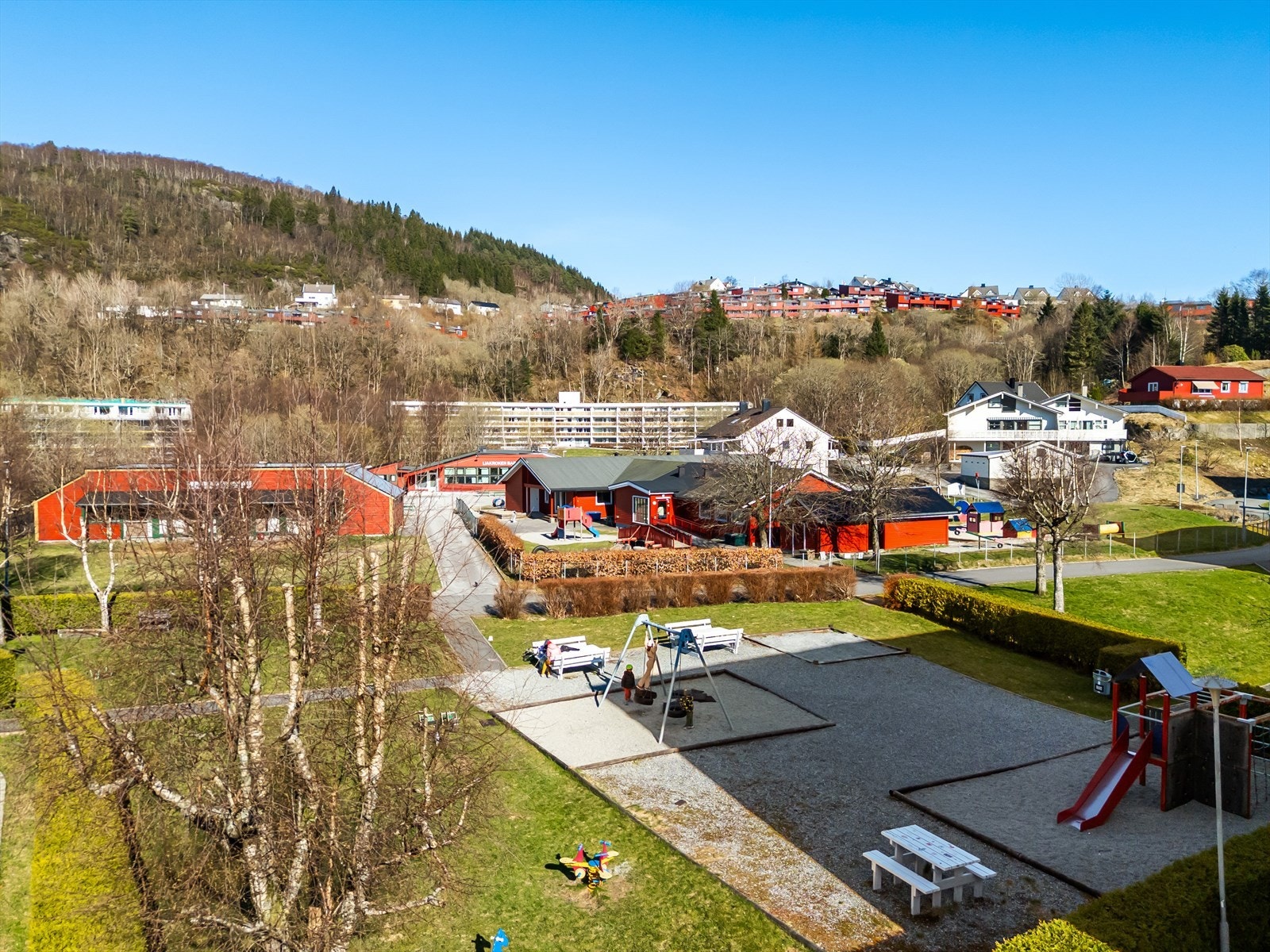 Leiligheten ligger ideelt til for familier, med kort gangavstand til Liakroken barnehage og barneskoler både ved Li og Flaktveit Galleribilde