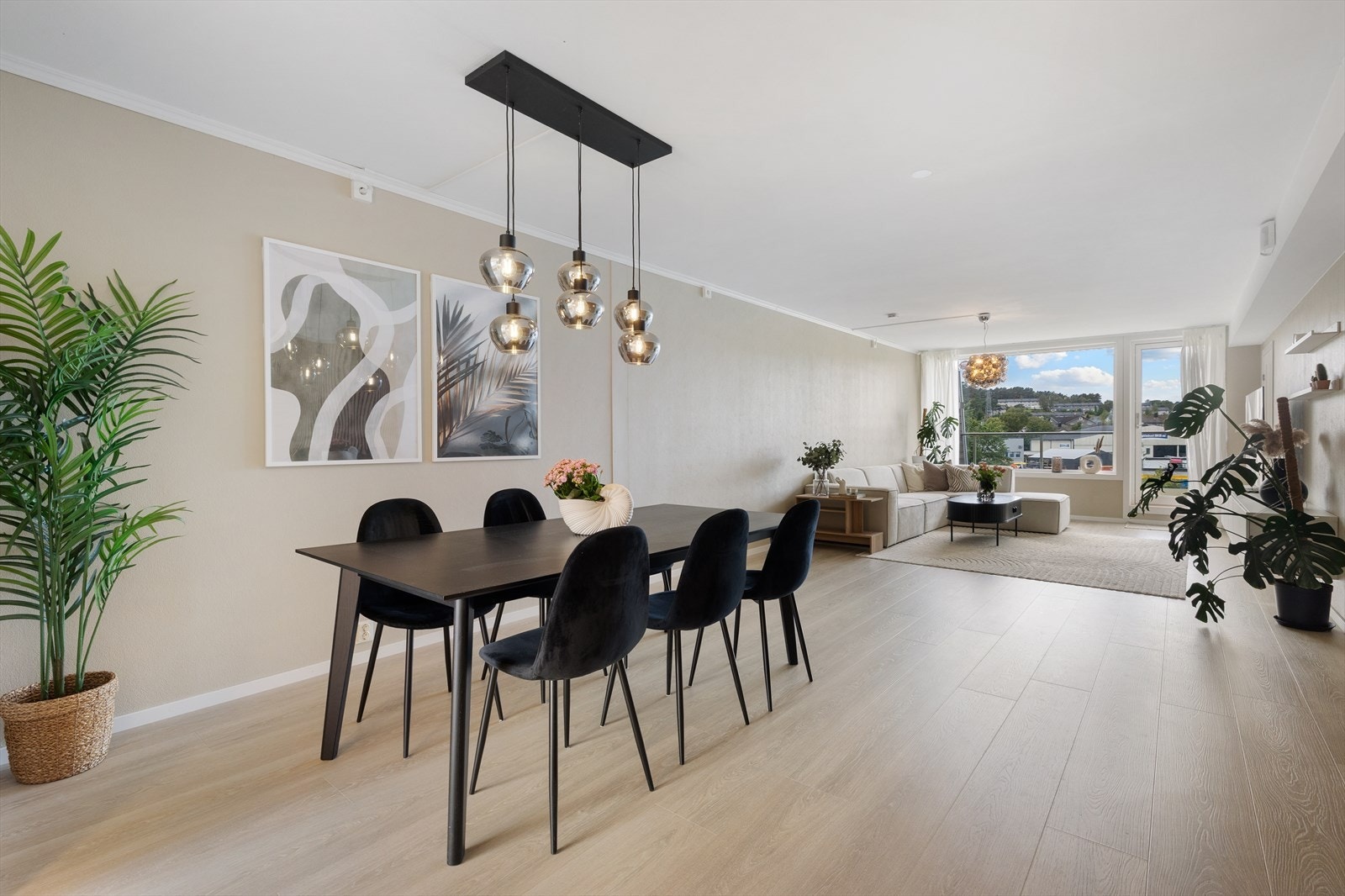 Planløsningen gir plass til både spisebord og hyggelig sofahjørne Galleribilde