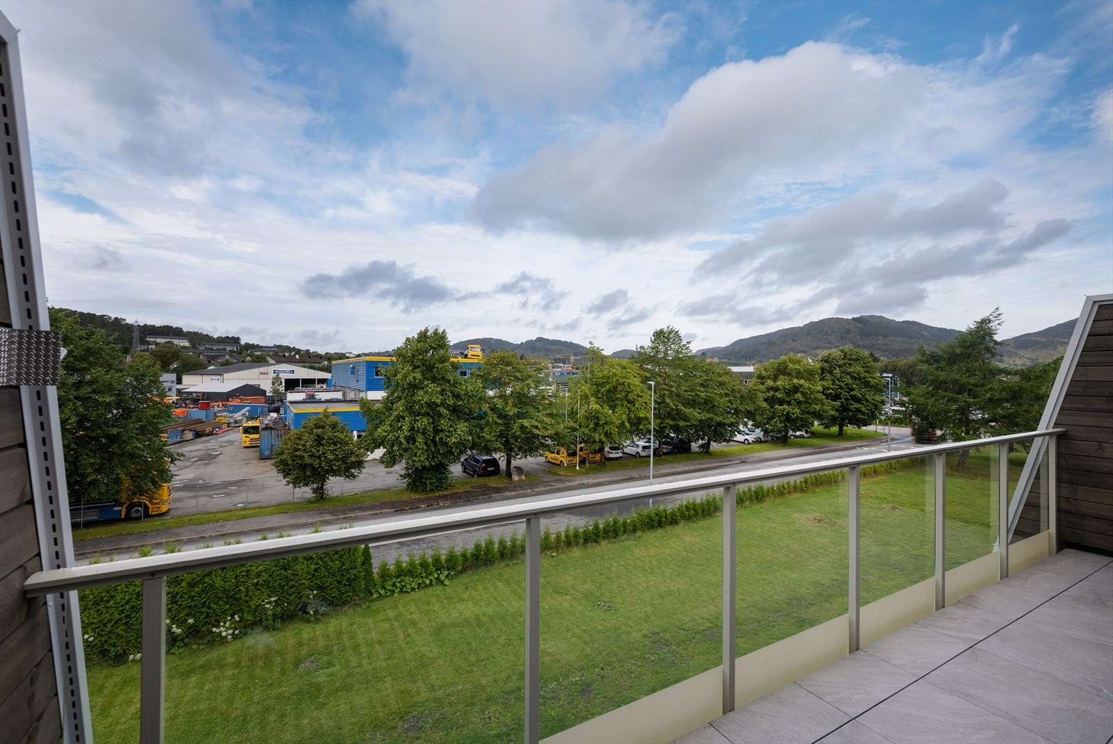 Næringsområdet på Nyborg ligger også rett i nærheten og tilbyr blant annet bakeri, asiatisk restaurant (Red Sun), Biltema, Europris, Sparkjøp med mer Galleribilde