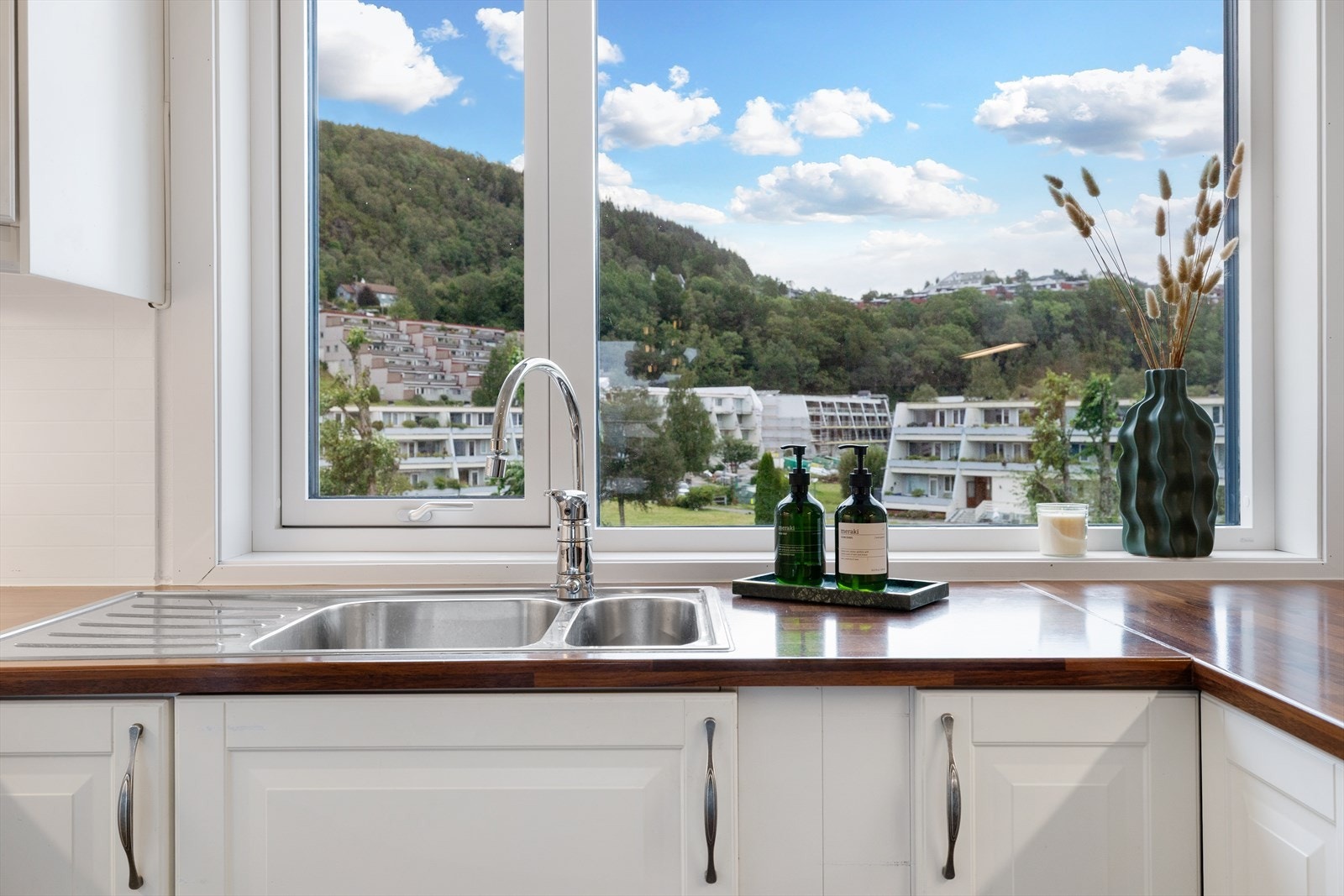 Benkeplaten er i laminat, med nedfelt vaskekum i stål og ventilator montert over platetoppen. Det er kitchen board over deler av benkeflaten for enklere renhold. Det er også tilrettelagt for oppvaskmaskin og installert vannsensor for økt sikkerhet Galleribilde