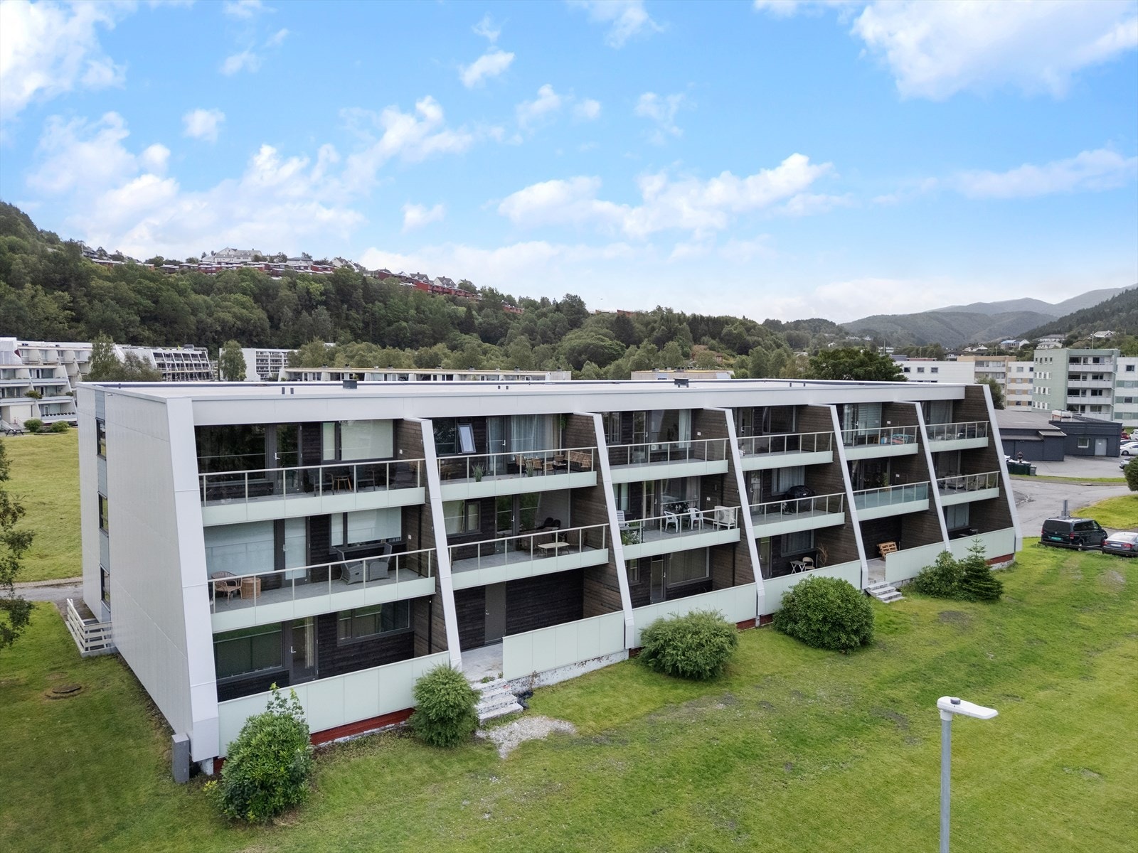 Leiligheten ligger i byggets toppetasje og har en svært sentral og praktisk beliggenhet på Li, med kort avstand til det meste man trenger i hverdagen Galleribilde