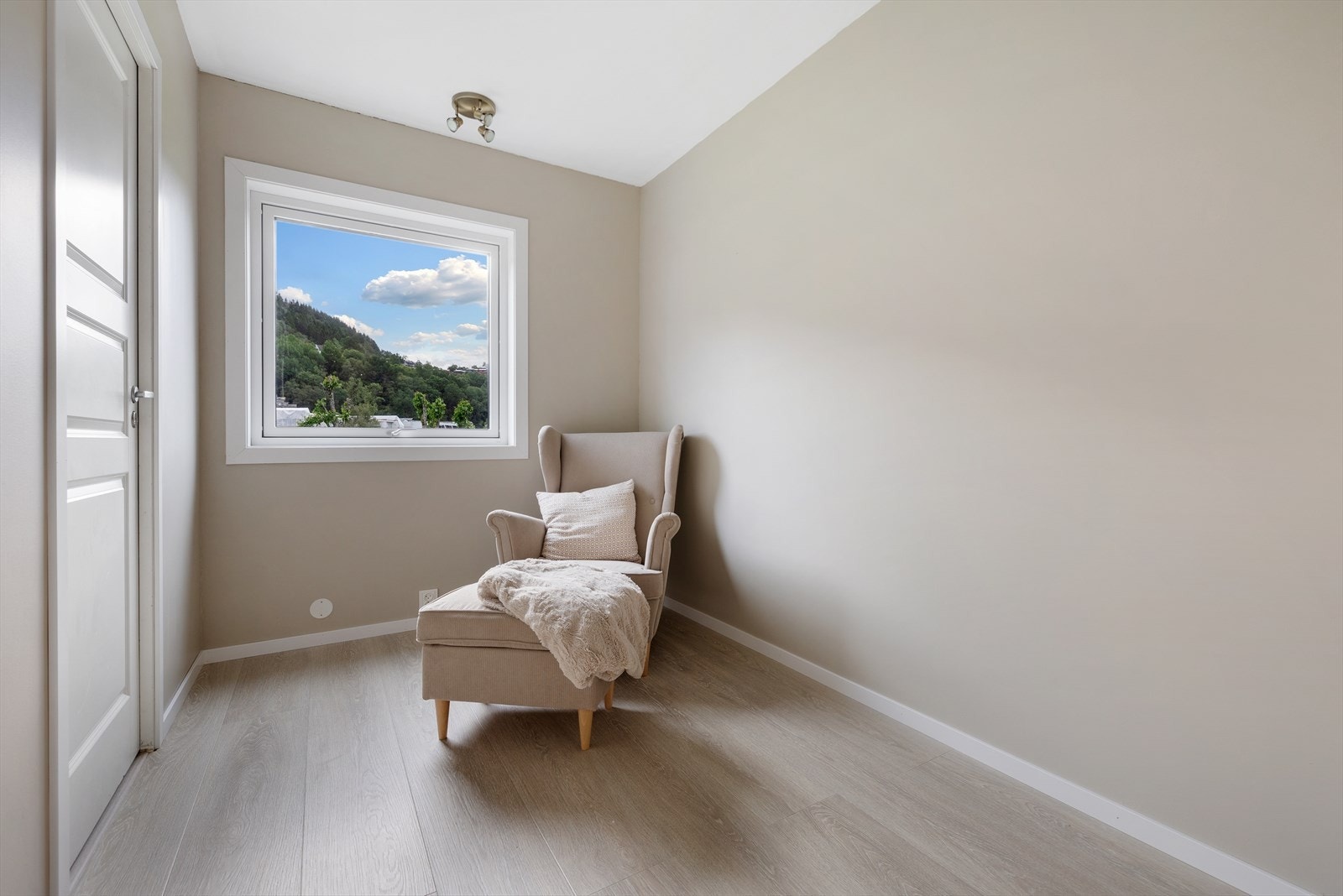 Lyst og trivelig soverom på 6,4 m² med plass til diverse ønsket innredning Galleribilde