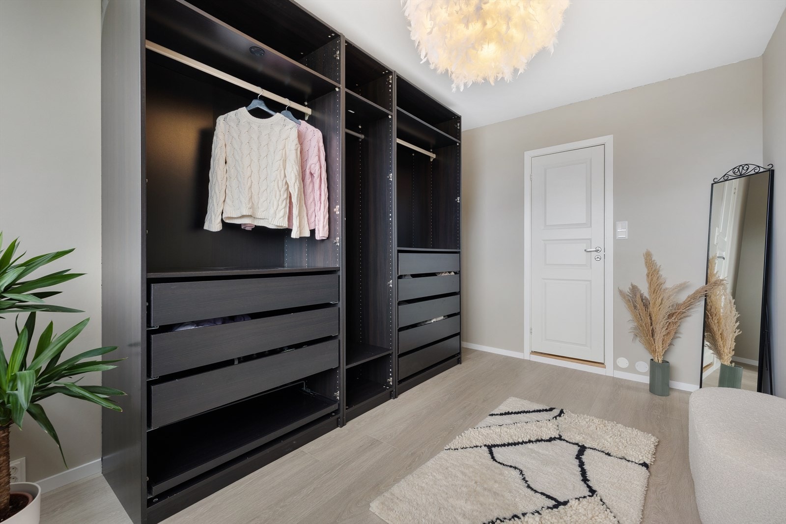 Hovedsoverommet på hhv. 10 m² har adkomst til bad (og entré) Galleribilde