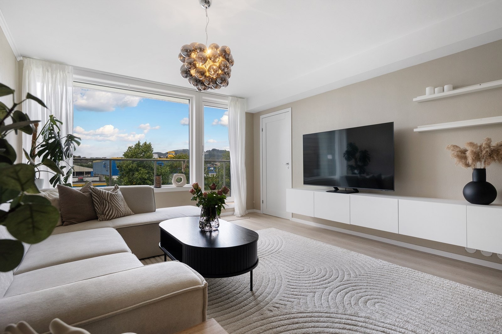 Utgang fra stuen til en vestvendt, solrik altan på 12 m² Galleribilde