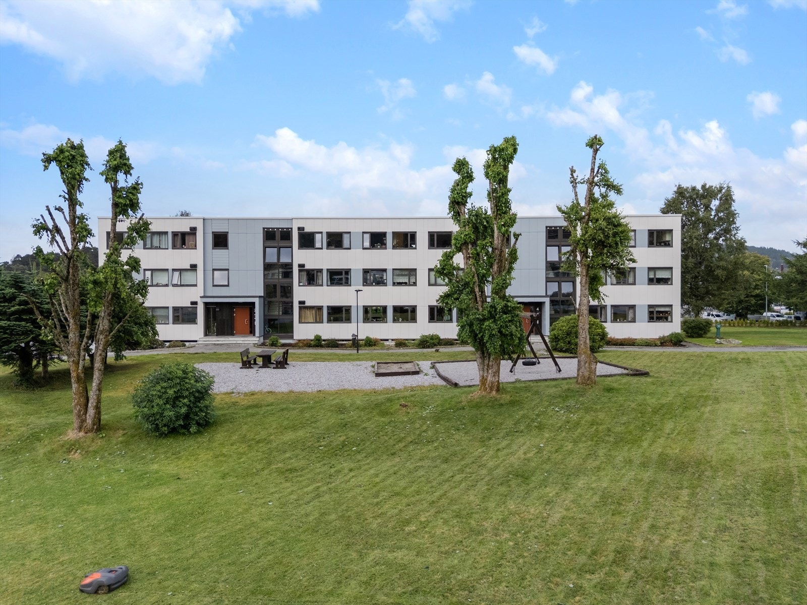 Tomten er felles for borettslaget og er pent opparbeidet med interne veier, parkeringsplasser, lekeplasser og diverse plener og beplantninger Galleribilde