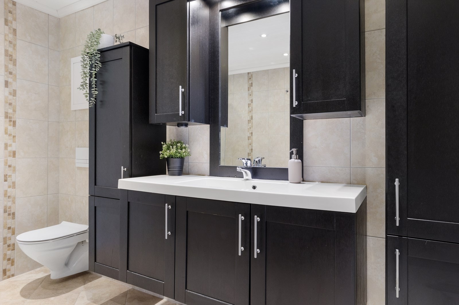 2023 ble det montert nytt dusjsett og dusjvegg i glass. Badet har keramiske fliser på både gulv og vegger, samt takplater med innfelte LED-spotlights Galleribilde