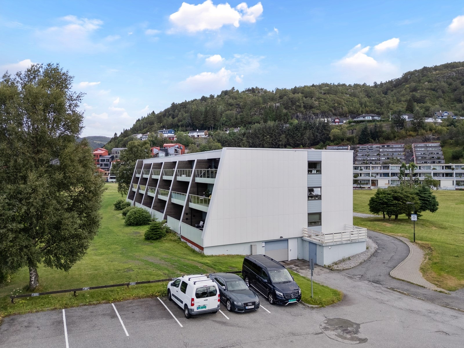 Leiligheten har fast parkering i garasje med mulighet å tilrettelegge med EL-bil lader. For øvrig er det parkering på fellesområde Galleribilde