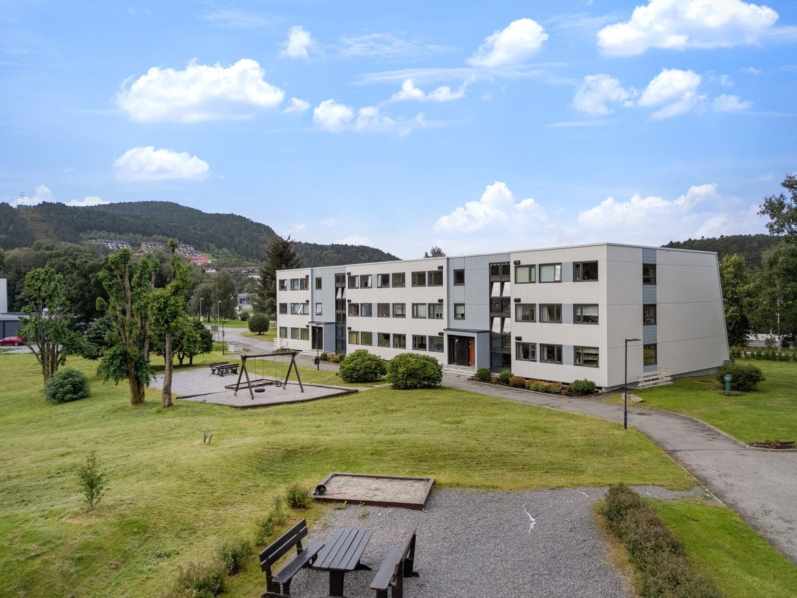 Liflaten Borettslag består av til sammen 189 leiligheter i 10 terrasseblokker. Borettslag er medeier i Liakroken Grendahus som kan leies av beboerne Galleribilde