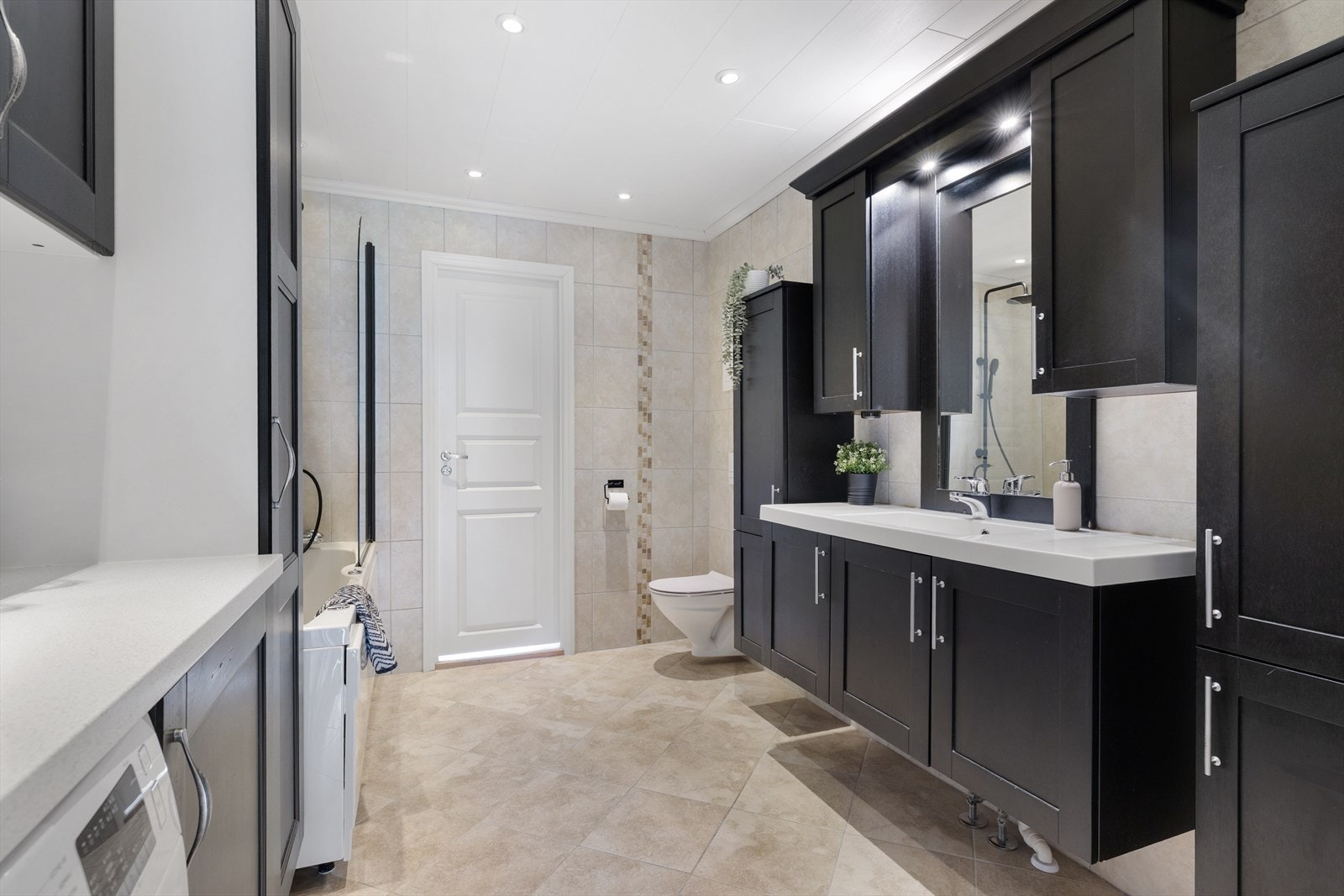 Pent og funksjonelt bad som ble renovert og utvidet i 2012 av TPA Rørleggerservice AS Galleribilde