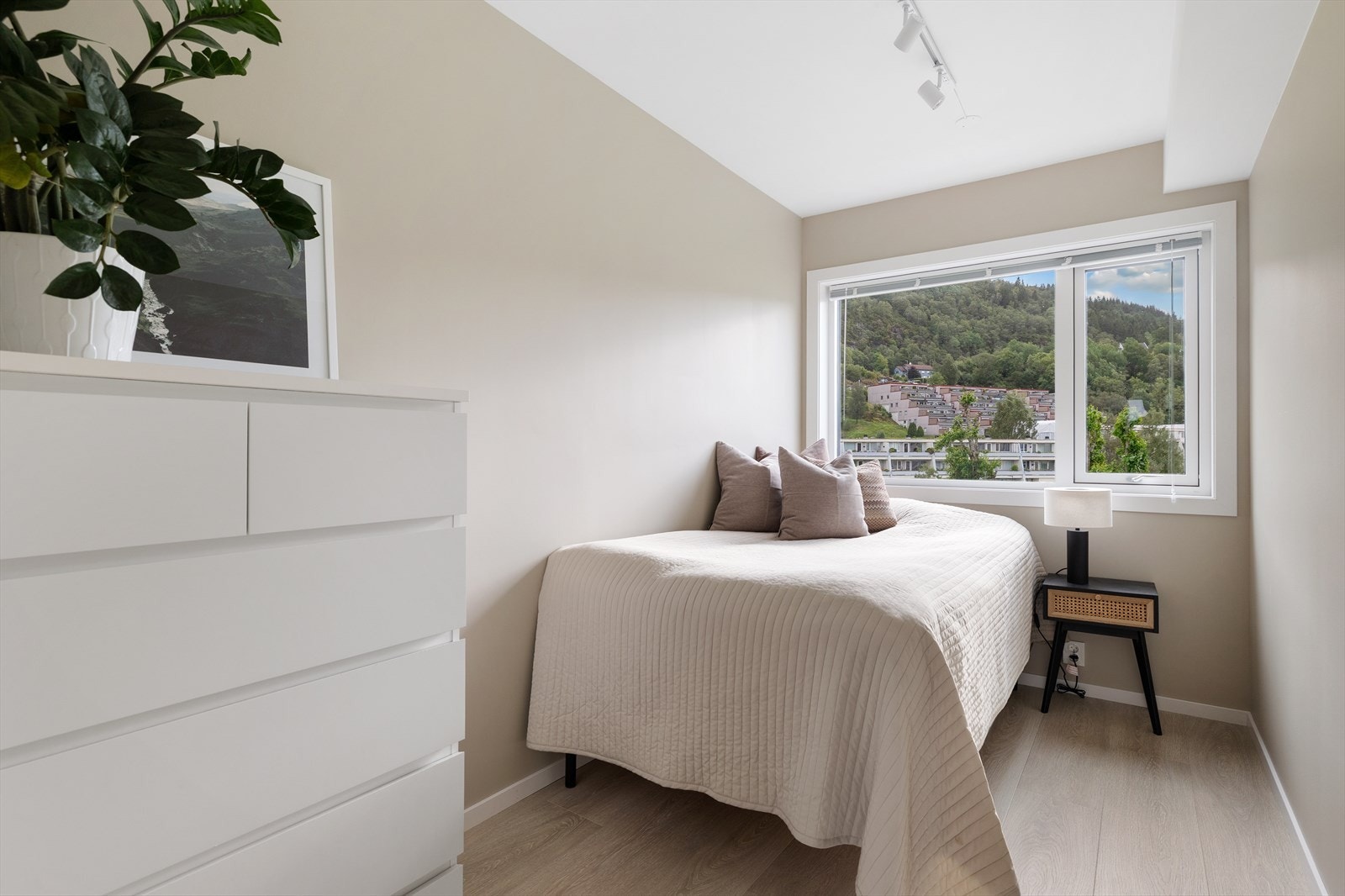 Leilighetens tredje soverom har god plass til seng og oppbevaring, perfekt som barnerom eller hjemmekontor Galleribilde