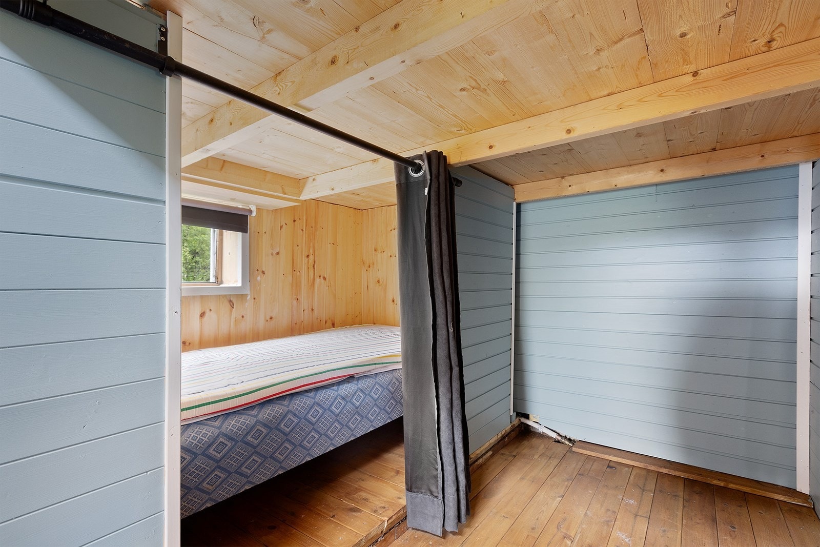 Det er 2 rom som er innredet med senger, men det er alt for lavt til at det kan kalles soverom og det er ikke godkjent rømning. Galleribilde