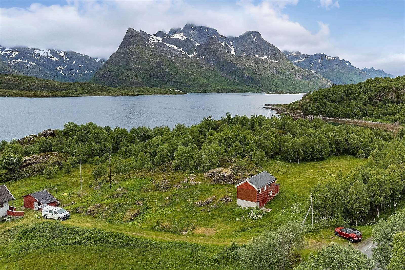 Fritidseiendom med stor tomt som går ned til sjøen Galleribilde