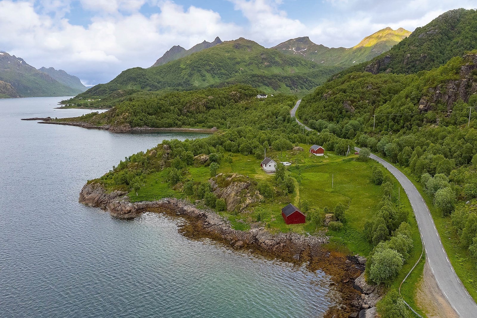 Fritidseiendom med stor tomt som går ned til sjøen Galleribilde