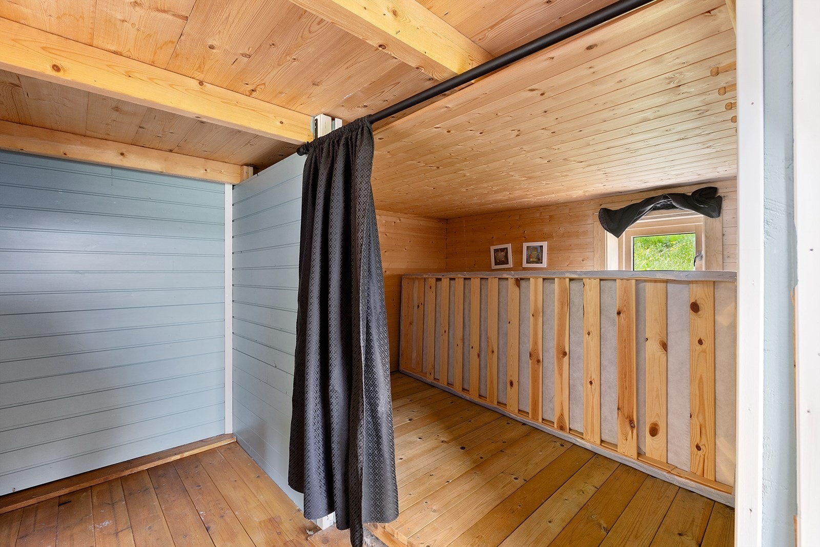 Det er 2 rom som er innredet med senger, men det er alt for lavt til at det kan kalles soverom og det er ikke godkjent rømning. Galleribilde