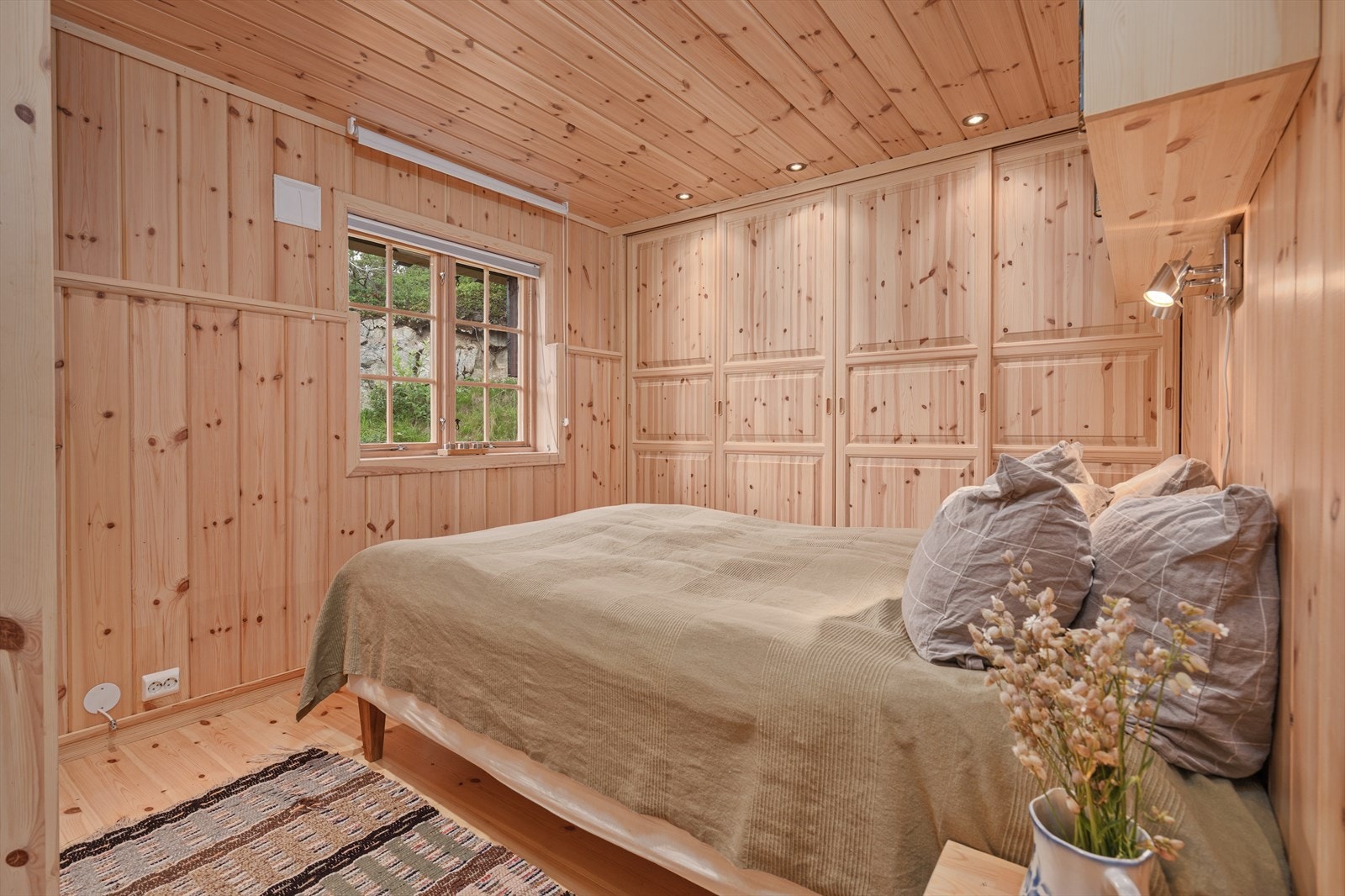 Soverom 1 med garderobe Galleribilde