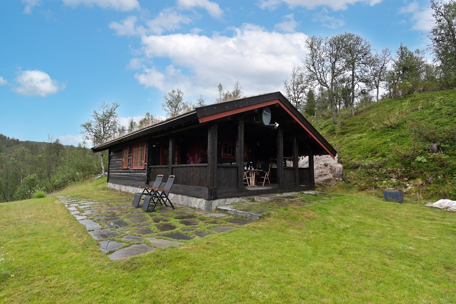 Platting lagt med skiferheller foran hytten Galleribilde