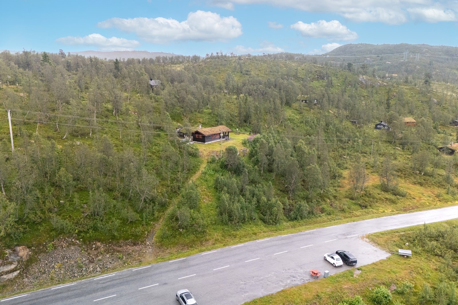 Fin beliggenhet i naturskjønne omgivelser høyt i terrenget. Galleribilde