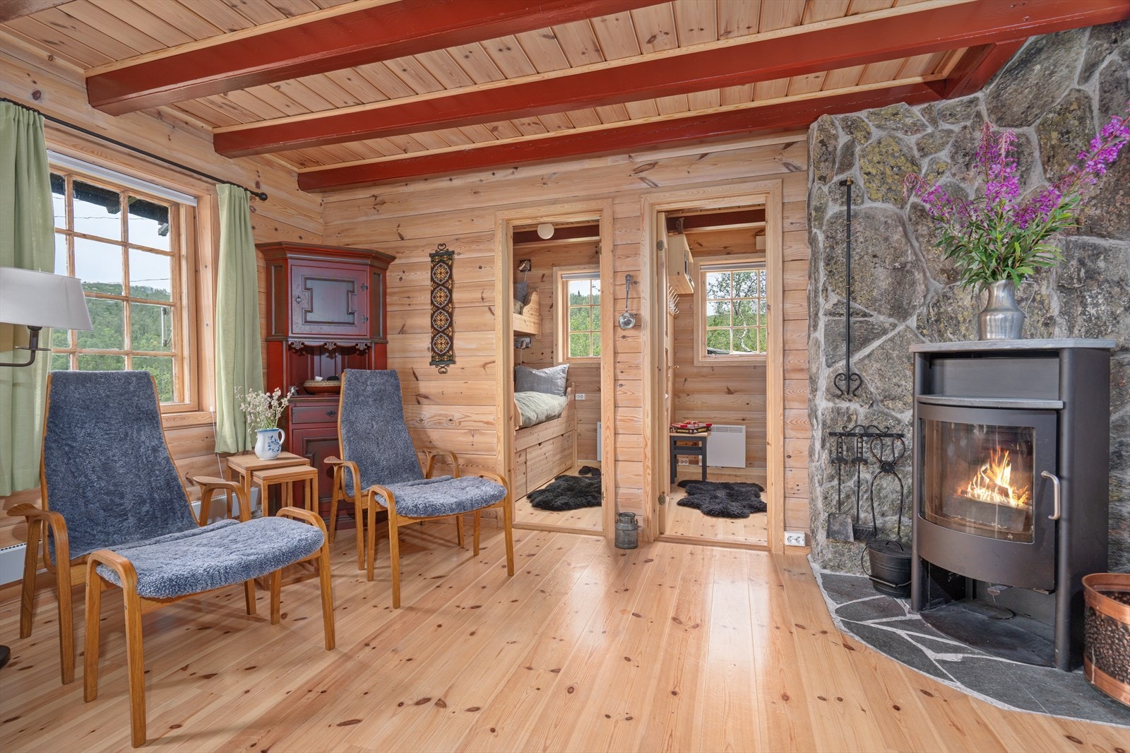 Flott natursteinskledd brannmur Galleribilde