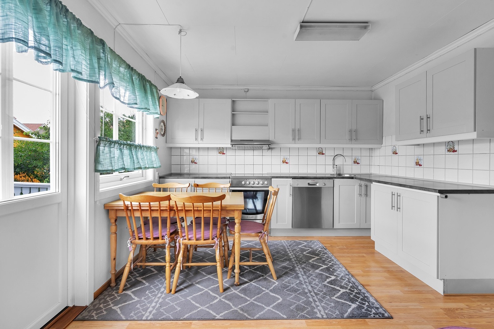 Kjøkkenet er lyst og pent og har direkte utgang til veranda. Galleribilde