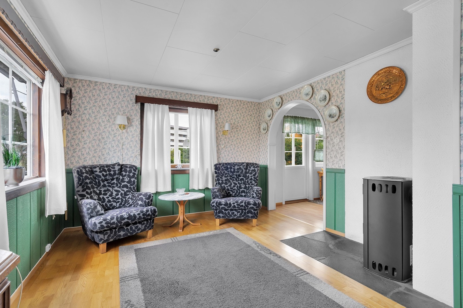 Stuen er romslig og byr på flere møbleringsmuligheter. Galleribilde