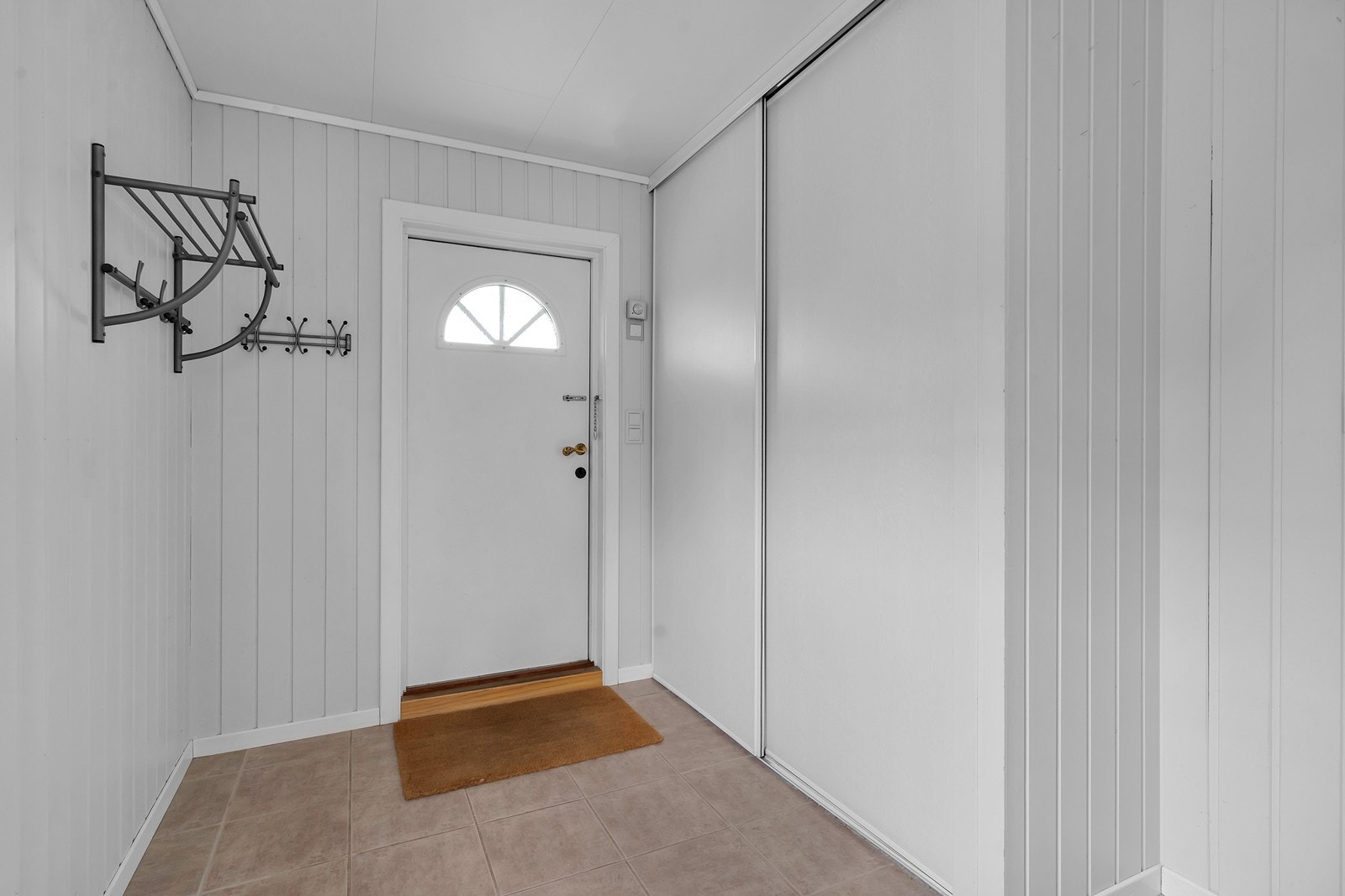 Velkommen inn! Entréen har praktisk skyvedørsgarderobe til oppbevaring av yttertøy. Galleribilde