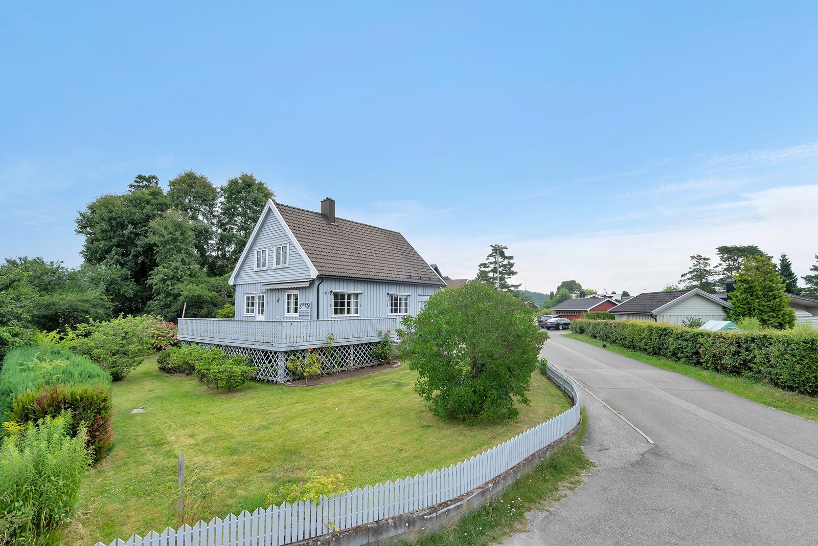 Koselig enebolig med stor hage. Her har du masse plass å boltre deg på! Galleribilde