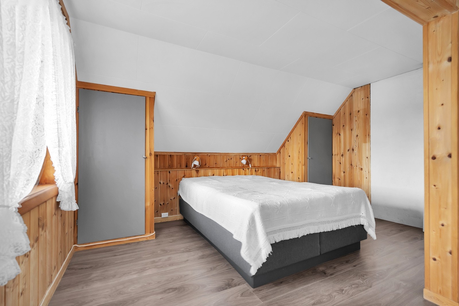 Hovedsoverom i andre etasjen. Her er god plass til dobbeltseng og annet ønskelig møblement. Galleribilde