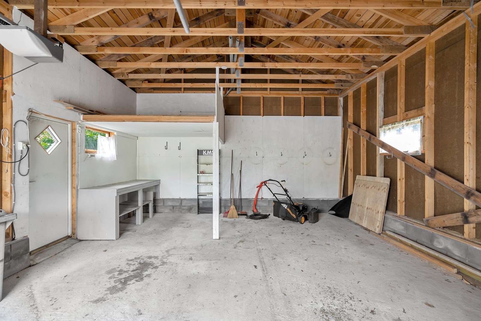 Garasje/bod med stor plass til oppbevaring av diverse verktøy og utstyr. Galleribilde