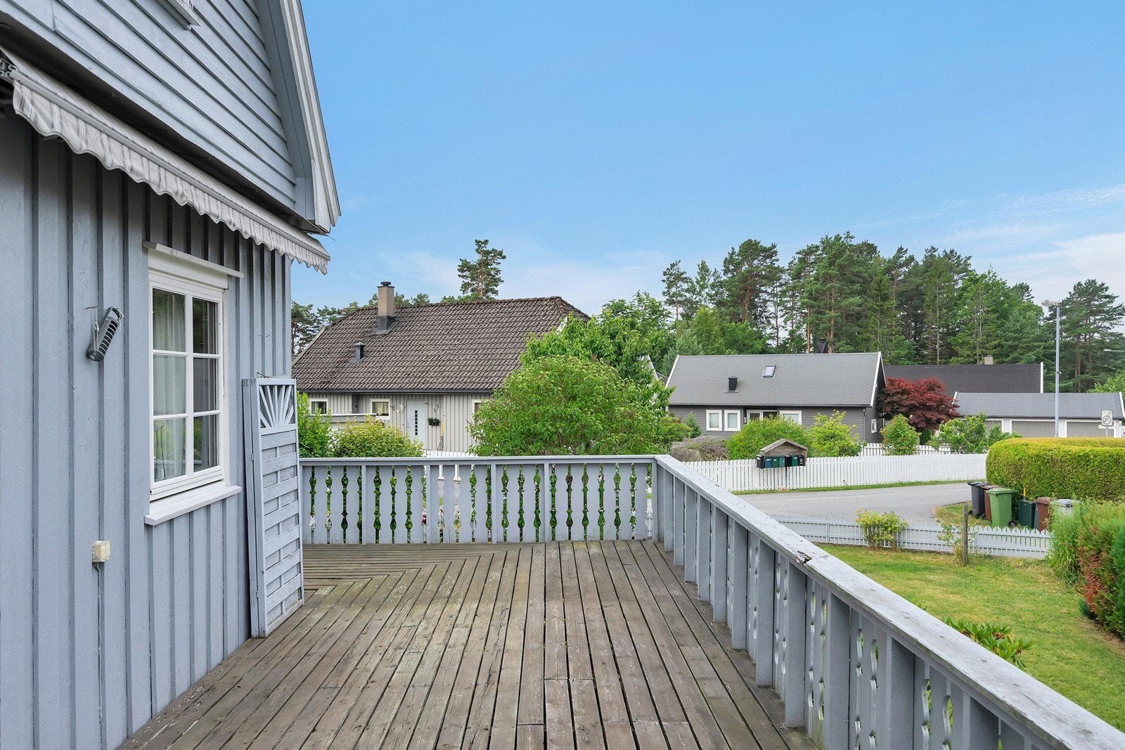 Romslig veranda hvor du kan nyte sommeren med familie og venner. Galleribilde