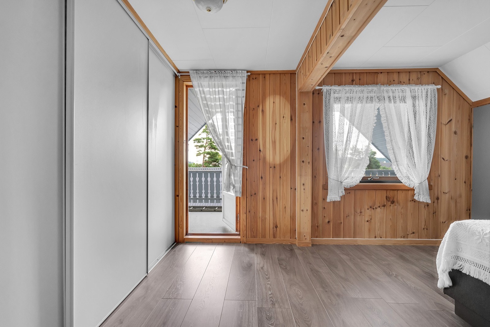 Fra soverommet er det direkte utgang til overbygd balkong. Galleribilde