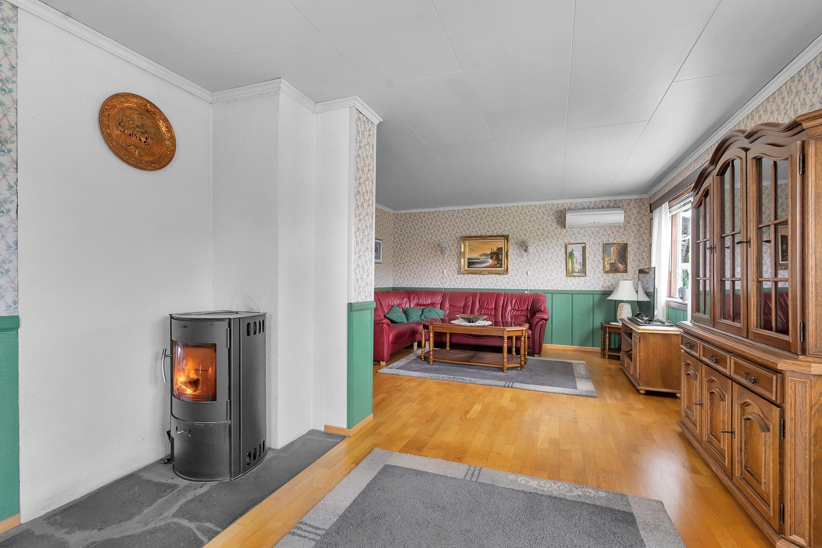 Både vedovn og varmepumpe i stue gir et godt inneklima hele året. Galleribilde