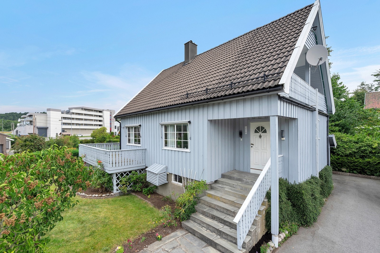 Hyggelig inngangsparti med hellelagt trapp og beplantning. Galleribilde