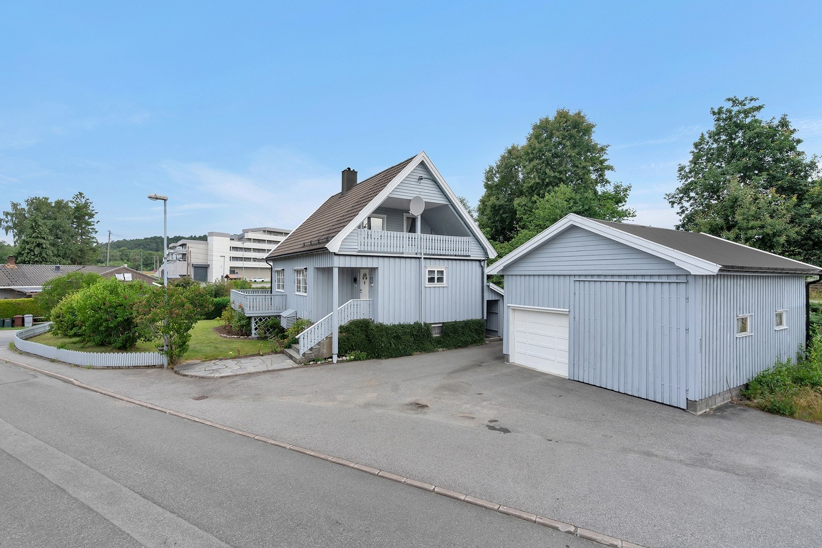 Det er god plass til parkering i innkjørsel og i garasje. Den blå siden er det ekstra god høyde i garasjen. Galleribilde