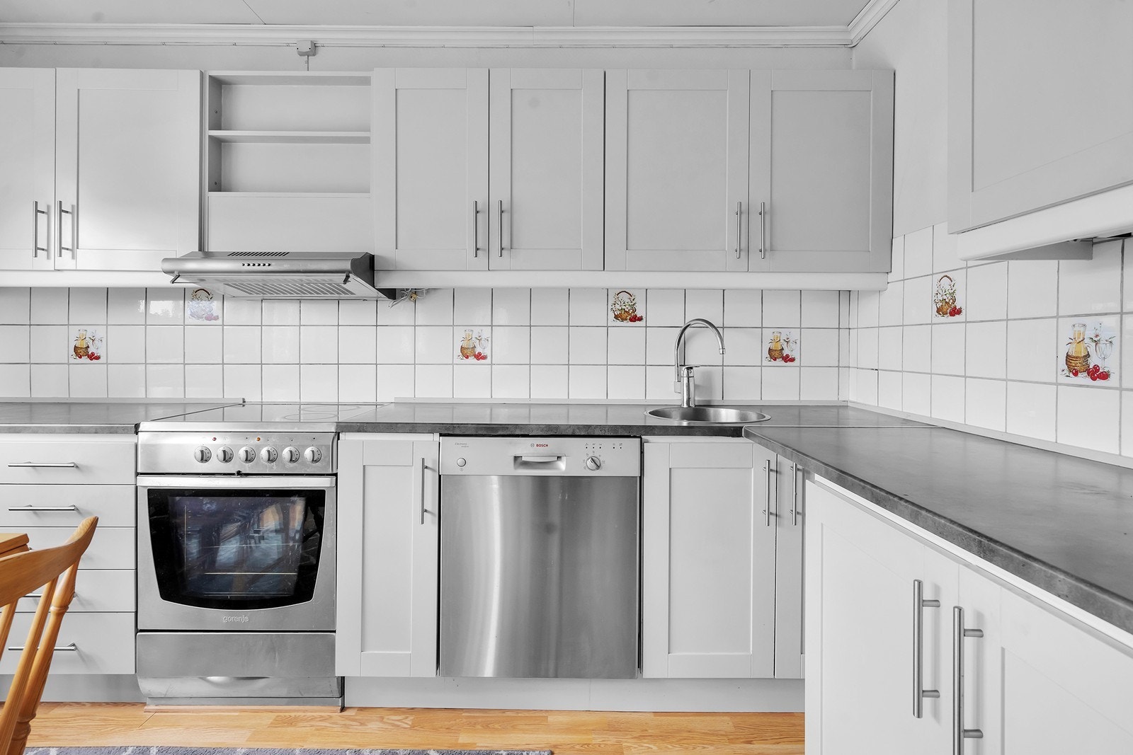 Godt med skap og- benkeplass. Galleribilde